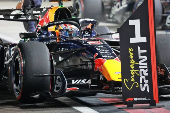 Pole sitter Max Verstappen (NLD) Red Bull Racing RB22 in Sprint qualifying parc ferme.
09.10.2026. Formula 1 World Championship, Rd 17, Singapore Grand Prix, Marina Bay Street Circuit, Singapore, Practice and Sprint Qualifying.
- www.xpbimages.com, EMail: requests@xpbimages.com © Copyright: Charniaux / XPB Images