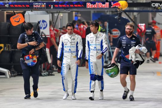 (L to R): Borja Presol (ESP) Williams F1 Team Personal Trainer; Carlos Sainz (ESP) Williams F1 Team; Alexander Albon (THA) Williams F1 Team; and Patrick Harding (GBR) Williams F1 Team Personal Trainer.
09.10.2026. Formula 1 World Championship, Rd 17, Singapore Grand Prix, Marina Bay Street Circuit, Singapore, Practice and Sprint Qualifying.
- www.xpbimages.com, EMail: requests@xpbimages.com © Copyright: Batchelor / XPB Images