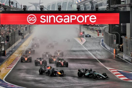 George Russell (GBR) Mercedes AMG Formula One Team W17 leads at the start of the race.
10.10.2026. Formula 1 World Championship, Rd 17, Singapore Grand Prix, Marina Bay Street Circuit, Singapore, Sprint and Qualifying.
- www.xpbimages.com, EMail: requests@xpbimages.com © Copyright: Moy / XPB Images