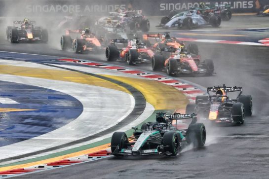 George Russell (GBR) Mercedes AMG Formula One Team W17 leads at the start of the race.
10.10.2026. Formula 1 World Championship, Rd 17, Singapore Grand Prix, Marina Bay Street Circuit, Singapore, Sprint and Qualifying.
- www.xpbimages.com, EMail: requests@xpbimages.com © Copyright: Charniaux / XPB Images
