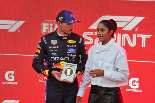 (L to R): Sprint winner Max Verstappen (NLD) Red Bull Racing receives his award from Shanti Pereira (SIN) Athlete, in parc ferme.
10.10.2026. Formula 1 World Championship, Rd 17, Singapore Grand Prix, Marina Bay Street Circuit, Singapore, Sprint and Qualifying.
- www.xpbimages.com, EMail: requests@xpbimages.com © Copyright: Moy / XPB Images
