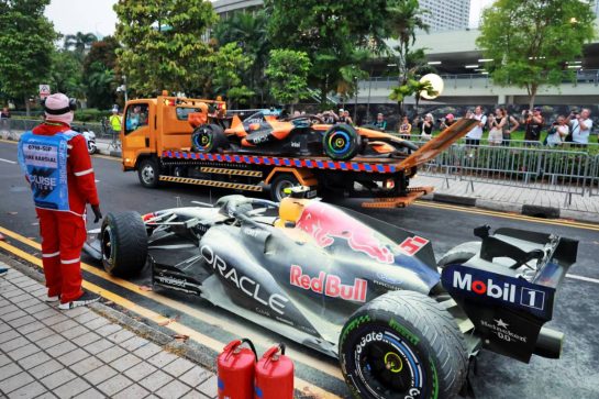 The damaged McLaren F1 Team MCL40 of race retiree Oscar Piastri (AUS) is recovered back to the pits on the back of a truck and passes the Red Bull Racing RB22 of Isack Hadjar (FRA).
10.10.2026. Formula 1 World Championship, Rd 17, Singapore Grand Prix, Marina Bay Street Circuit, Singapore, Sprint and Qualifying.
- www.xpbimages.com, EMail: requests@xpbimages.com © Copyright: Charniaux / XPB Images