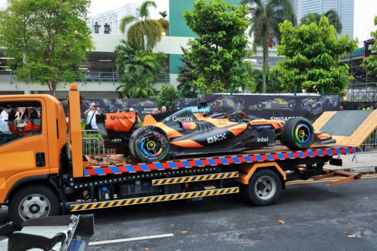 The damaged McLaren F1 Team MCL40 of race retiree Oscar Piastri (AUS) is recovered back to the pits on the back of a truck.
10.10.2026. Formula 1 World Championship, Rd 17, Singapore Grand Prix, Marina Bay Street Circuit, Singapore, Sprint and Qualifying.
- www.xpbimages.com, EMail: requests@xpbimages.com © Copyright: Charniaux / XPB Images