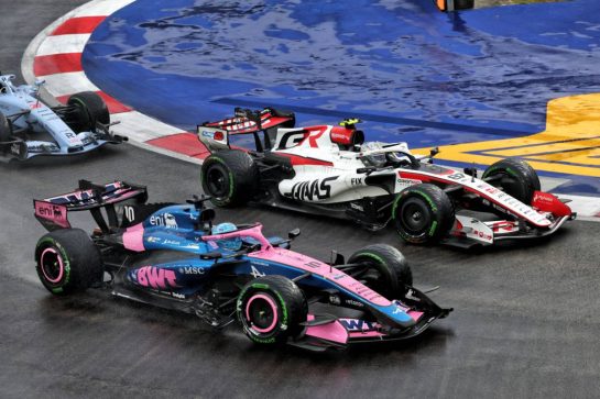 Pierre Gasly (FRA) Alpine F1 Team A526 and Oliver Bearman (GBR) Haas F1 Team VF-26 battle for position.
10.10.2026. Formula 1 World Championship, Rd 17, Singapore Grand Prix, Marina Bay Street Circuit, Singapore, Sprint and Qualifying.
- www.xpbimages.com, EMail: requests@xpbimages.com © Copyright: Bearne / XPB Images