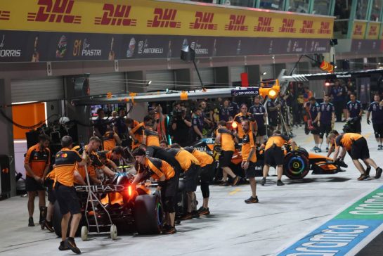 Lando Norris (GBR) McLaren F1 Team MCL40 and Oscar Piastri (AUS) McLaren F1 Team MCL40 in the pits.
10.10.2026. Formula 1 World Championship, Rd 17, Singapore Grand Prix, Marina Bay Street Circuit, Singapore, Sprint and Qualifying.
- www.xpbimages.com, EMail: requests@xpbimages.com © Copyright: Batchelor / XPB Images