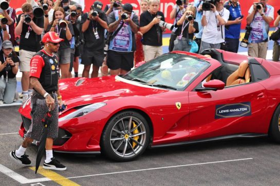 Lewis Hamilton (GBR) Scuderia Ferrari on the drivers' parade.
11.10.2026. Formula 1 World Championship, Rd 17, Singapore Grand Prix, Marina Bay Street Circuit, Singapore, Race Day.
- www.xpbimages.com, EMail: requests@xpbimages.com © Copyright: Batchelor / XPB Images