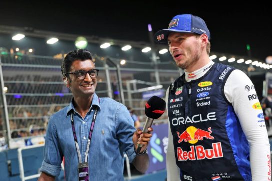 (L to R): Lawrence Barretto (GBR) F1 Presenter with Max Verstappen (NLD) Red Bull Racing on the grid.
11.10.2026. Formula 1 World Championship, Rd 17, Singapore Grand Prix, Marina Bay Street Circuit, Singapore, Race.
- www.xpbimages.com, EMail: requests@xpbimages.com © Copyright: Batchelor / XPB Images