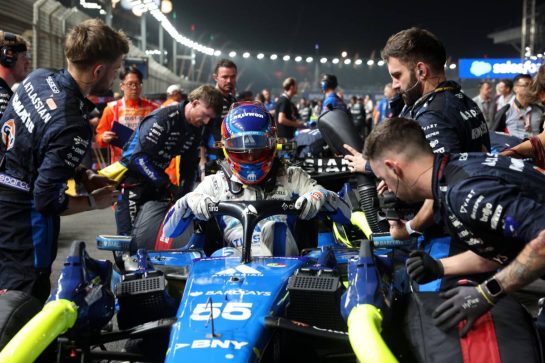Carlos Sainz (ESP) Williams F1 Team FW48 on the grid.
11.10.2026. Formula 1 World Championship, Rd 17, Singapore Grand Prix, Marina Bay Street Circuit, Singapore, Race.
- www.xpbimages.com, EMail: requests@xpbimages.com © Copyright: Bearne / XPB Images