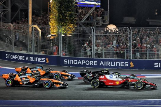 Lewis Hamilton (GBR) Scuderia Ferrari SF-26 and Andrea Kimi Antonelli (ITA) Mercedes AMG Formula One Team W17 at the start of the race.
11.10.2026. Formula 1 World Championship, Rd 17, Singapore Grand Prix, Marina Bay Street Circuit, Singapore, Race.
- www.xpbimages.com, EMail: requests@xpbimages.com © Copyright: Moy / XPB Images