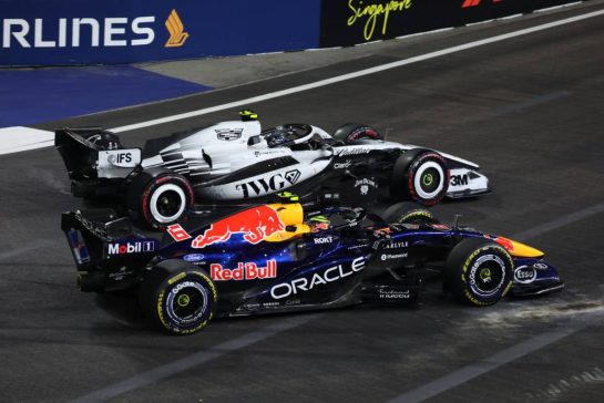 Isack Hadjar (FRA) Red Bull Racing RB22 and Valtteri Bottas (FIN) Cadillac Formula 1 Team MAC-26 battle for position.
11.10.2026. Formula 1 World Championship, Rd 17, Singapore Grand Prix, Marina Bay Street Circuit, Singapore, Race.
- www.xpbimages.com, EMail: requests@xpbimages.com © Copyright: Moy / XPB Images