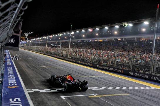 Race winner Max Verstappen (NLD) Red Bull Racing RB22 takes the chequered flag at the end of the race.
11.10.2026. Formula 1 World Championship, Rd 17, Singapore Grand Prix, Marina Bay Street Circuit, Singapore, Race.
- www.xpbimages.com, EMail: requests@xpbimages.com © Copyright: Moy / XPB Images