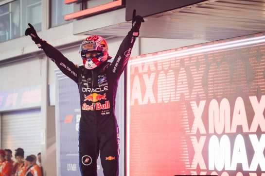 Race winner Max Verstappen (NLD) Red Bull Racing celebrates in parc ferme.
11.10.2026. Formula 1 World Championship, Rd 17, Singapore Grand Prix, Marina Bay Street Circuit, Singapore, Race.
- www.xpbimages.com, EMail: requests@xpbimages.com © Copyright: Bearne / XPB Images