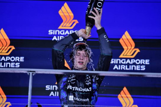 Andrea Kimi Antonelli (ITA) Mercedes AMG Formula One Team celebrates his third position on the podium.
11.10.2026. Formula 1 World Championship, Rd 17, Singapore Grand Prix, Marina Bay Street Circuit, Singapore, Race.
- www.xpbimages.com, EMail: requests@xpbimages.com © Copyright: Moy / XPB Images