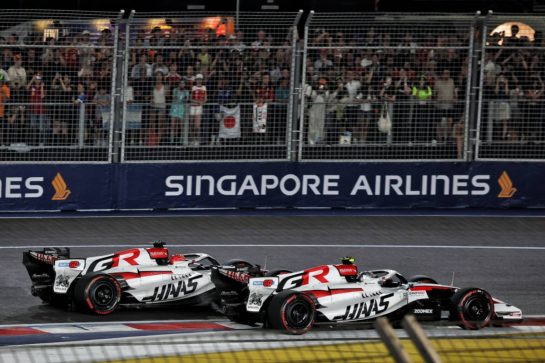 Esteban Ocon (FRA) Haas F1 Team VF-26 and Oliver Bearman (GBR) Haas F1 Team VF-26 battle for position.
11.10.2026. Formula 1 World Championship, Rd 17, Singapore Grand Prix, Marina Bay Street Circuit, Singapore, Race.
- www.xpbimages.com, EMail: requests@xpbimages.com © Copyright: Moy / XPB Images