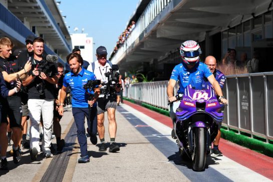 Franco Colapinto (ARG) Alpine F1 Team arrives in the paddock on a Prima Pramac Yamaha MotoGP bike.
22.10.2026. Formula 1 World Championship, Rd 18, United States Grand Prix, Austin, United States, Preparations Day.
- www.xpbimages.com, EMail: requests@xpbimages.com © Copyright: Bearne / XPB Images