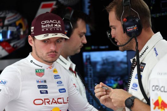 (L to R): Max Verstappen (NLD) Red Bull Racing with Tom Hart (GBR) Red Bull Racing Performance Engineer.
24.10.2026. Formula 1 World Championship, Rd 18, United States Grand Prix, Austin, United States, Qualifying Day.
- www.xpbimages.com, EMail: requests@xpbimages.com © Copyright: Batchelor / XPB Images