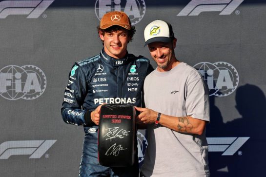 (L to R): Andrea Kimi Antonelli (ITA) Mercedes AMG Formula One Team receives the Pirelli Pole Position Award from Matteo Machiavelli (ITA) Artist.
24.10.2026. Formula 1 World Championship, Rd 18, United States Grand Prix, Austin, United States, Qualifying Day.
- www.xpbimages.com, EMail: requests@xpbimages.com © Copyright: Batchelor / XPB Images