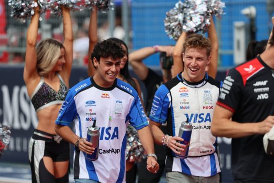 (L to R): Arvid Lindblad (GBR) Racing Bulls Formula One Team with team mate Liam Lawson (NZL) Racing Bulls Formula One Team on the drivers' parade.
25.10.2026. Formula 1 World Championship, Rd 18, United States Grand Prix, Austin, United States, Race Day.
- www.xpbimages.com, EMail: requests@xpbimages.com © Copyright: Batchelor / XPB Images