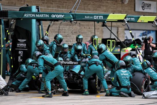Fernando Alonso (ESP) Aston Martin F1 Team AMR26 makes a pit stop.
25.10.2026. Formula 1 World Championship, Rd 18, United States Grand Prix, Austin, United States, Race.
- www.xpbimages.com, EMail: requests@xpbimages.com © Copyright: Moy / XPB Images