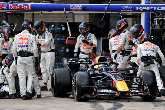 Max Verstappen (NLD) Red Bull Racing RB22 makes a pit stop.
25.10.2026. Formula 1 World Championship, Rd 18, United States Grand Prix, Austin, United States, Race.
- www.xpbimages.com, EMail: requests@xpbimages.com © Copyright: Moy / XPB Images
