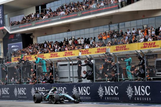 Race winner Andrea Kimi Antonelli (ITA) Mercedes AMG Formula One Team W17 celebrates as he passes the team at the end of the race.
25.10.2026. Formula 1 World Championship, Rd 18, United States Grand Prix, Austin, United States, Race.
- www.xpbimages.com, EMail: requests@xpbimages.com © Copyright: Bearne / XPB Images