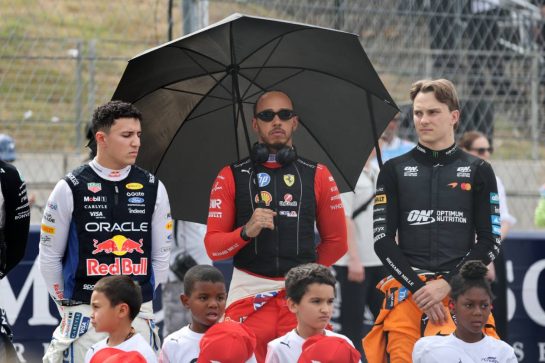 (L to R): Isack Hadjar (FRA) Red Bull Racing; Lewis Hamilton (GBR) Scuderia Ferrari; and Oscar Piastri (AUS) McLaren F1 Team, as the grid observes the national anthem.
25.10.2026. Formula 1 World Championship, Rd 18, United States Grand Prix, Austin, United States, Race.
- www.xpbimages.com, EMail: requests@xpbimages.com © Copyright: Moy / XPB Images